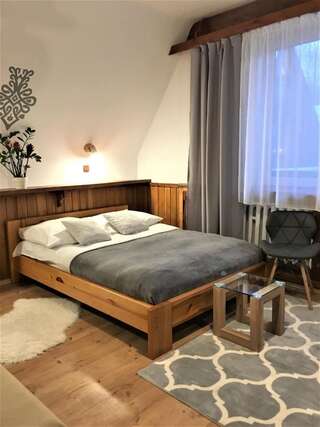 Отели типа «постель и завтрак» Marina Zakopane Закопане Cемейный номер с собственной ванной комнатой-2