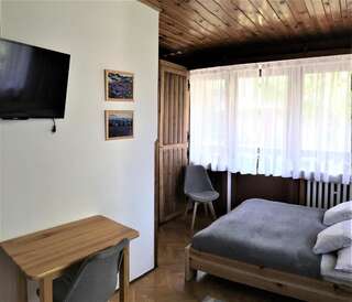 Отели типа «постель и завтрак» Marina Zakopane Закопане Cемейный номер с собственной ванной комнатой-7
